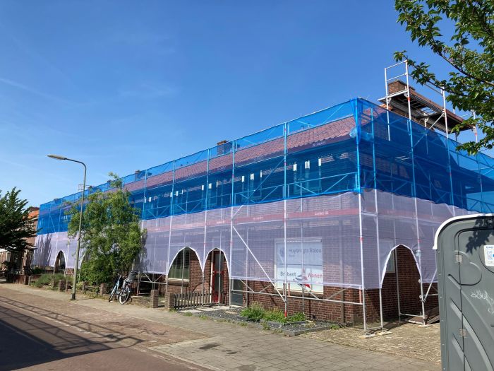Huis aan de Rootstraat in Oss in steigers, vastgelegd tijdens de uitvoering van het groot onderhoudsproject.