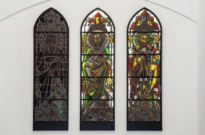 Glas-in-loodraam in De Antonius in Valkenswaard, behouden element uit de voormalige kapel na de transformatie van het gebouw.