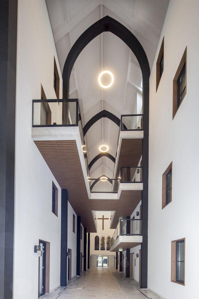 Gang in De Antonius in Valkenswaard na de verbouwing, met zicht op de vernieuwde binnenruimte.