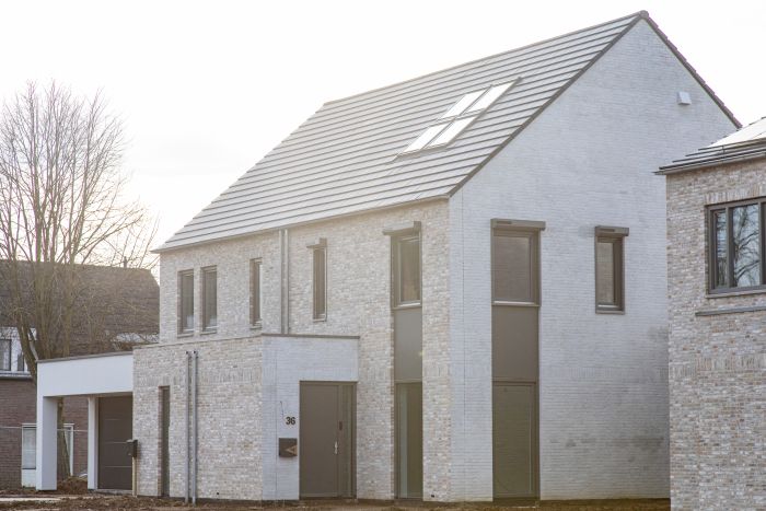 CPO Meerdel Elsloo – moderne woning met licht metselwerk, zadeldak met dakramen en bronskleurige kozijnen, entree met strakke kaders