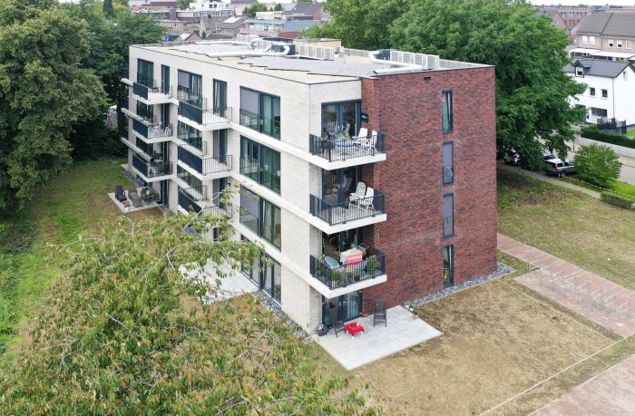 Luchtfoto nieuwbouw sociale huurappartementen Margraten met balkons en tweekleurig metselwerk.
