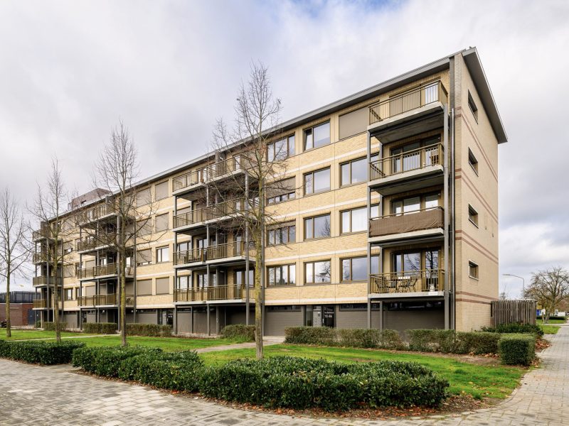 Groot onderhoud Prontoflats Helmond – gerenoveerde appartementenflat met vernieuwde gevel en balkons.