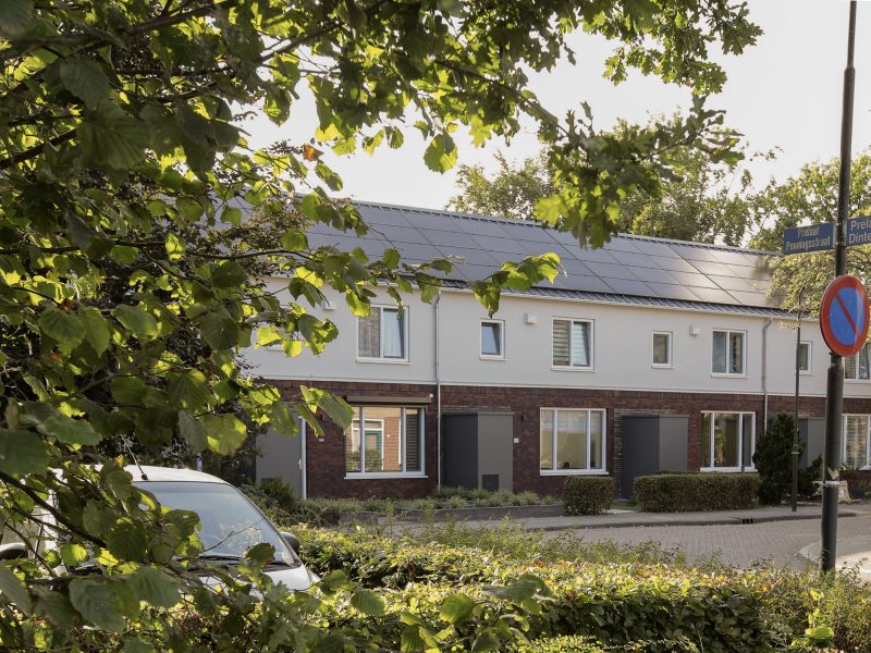 Renovatie NOM woningen in Gemert. rijtjes woningen die groot onderhoud zijn aan gegaan.