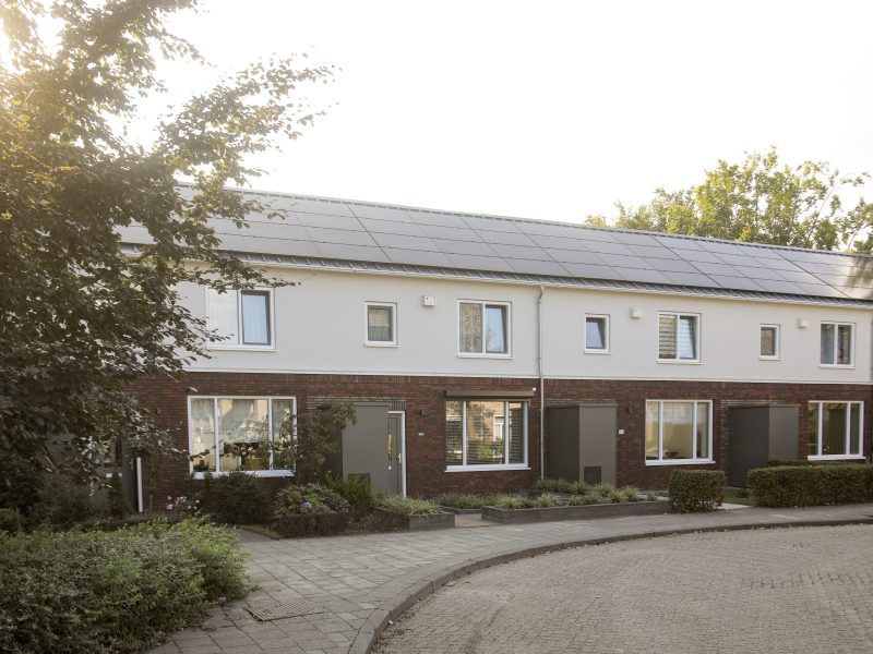 Renovatie NOM woningen in Gemert, rijtjes woningen met veel groen omheen na groot onderhoud
