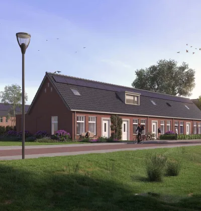 Rijwoningen met bakstenen gevels, voordeuren en dakramen langs fietspad en groenstrook